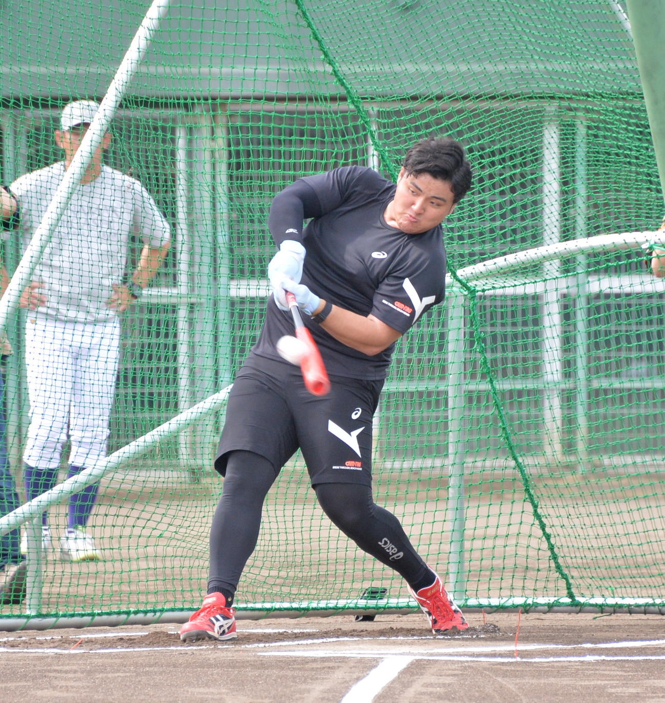 木製バットで快音を響かせる佐々木麟（撮影・浜本神威）