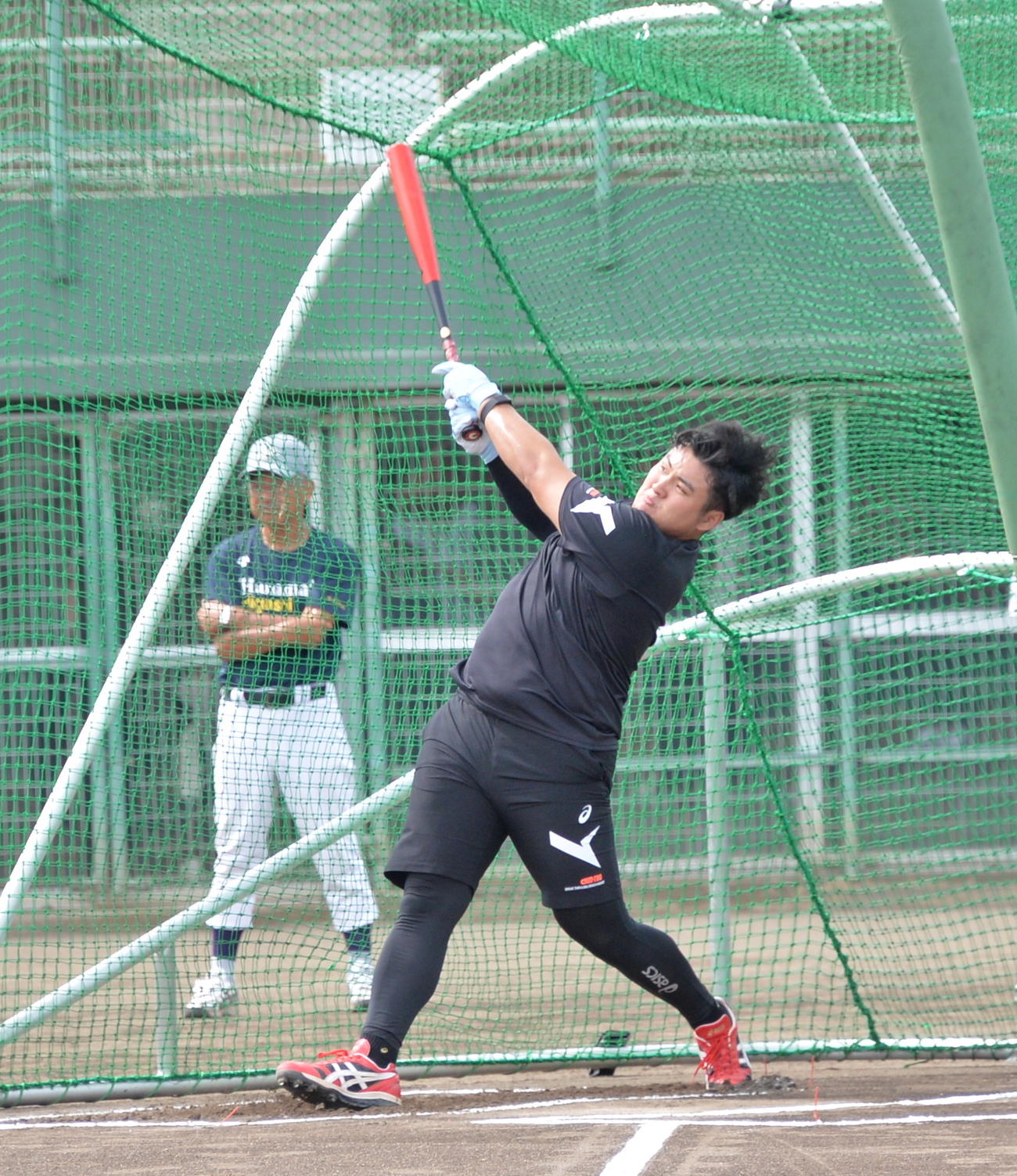 木製バットで快音を響かせる佐々木麟（撮影・浜本神威）