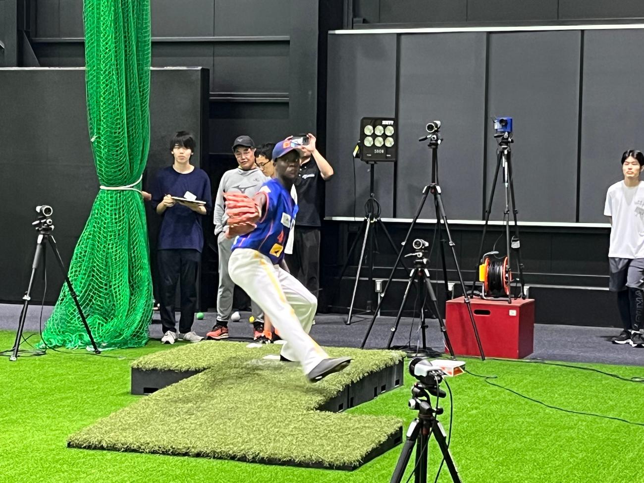 工藤公康さん（左から2人目）から投球指導を受ける独立リーグ旭川エドリン