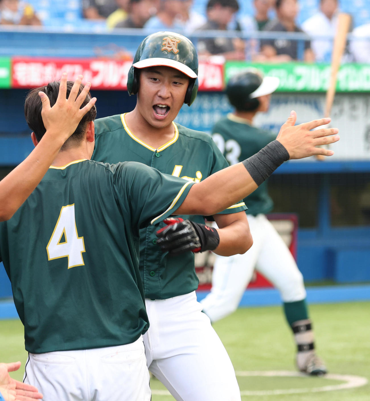 亜大対東農大　5回裏東農大無死、和田は右越えに本塁打を放ちナインの出迎えを受ける（撮影・柴田隆二）