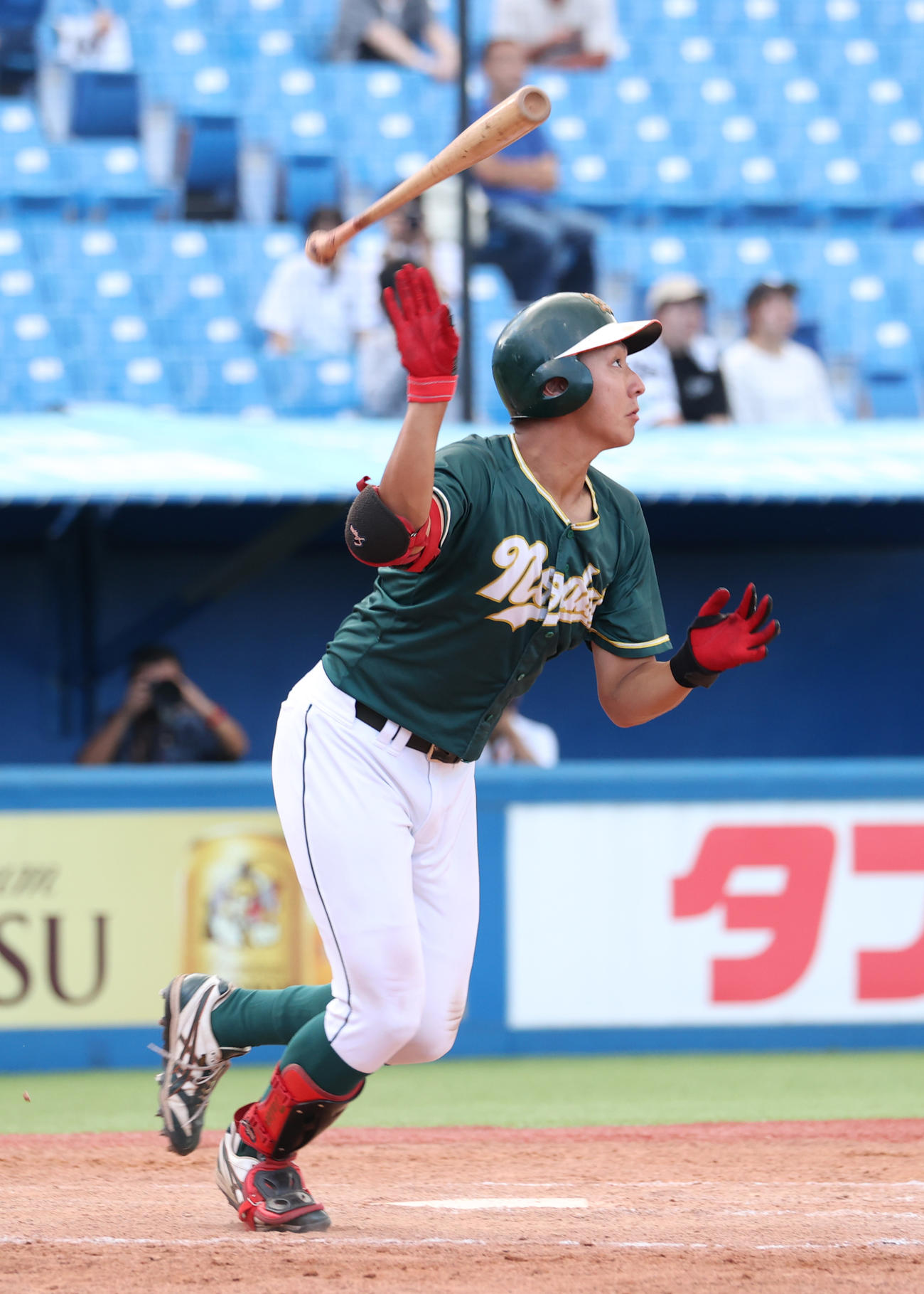 亜大対東農大　5回裏東農大無死、和田は右越えソロ本塁打を放つ（撮影・柴田隆二）