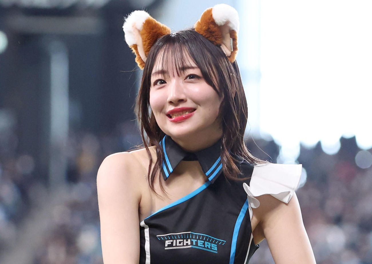 エスコンフィールドでパフォーマンスを行うファイターズガール田中心優