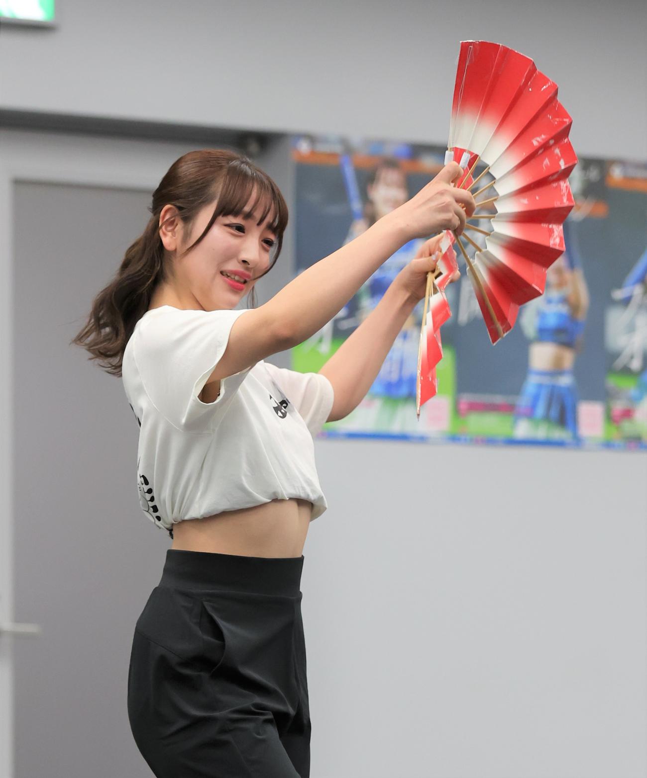 2023年のファイターズガールオーディションの3次審査で扇子を使った踊りを披露する田中心優