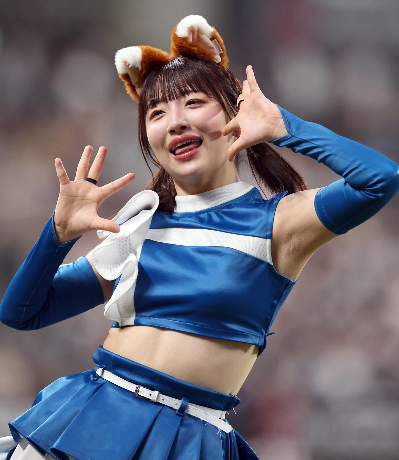 「きつねダンス」を踊るファイターズガールの田中心優