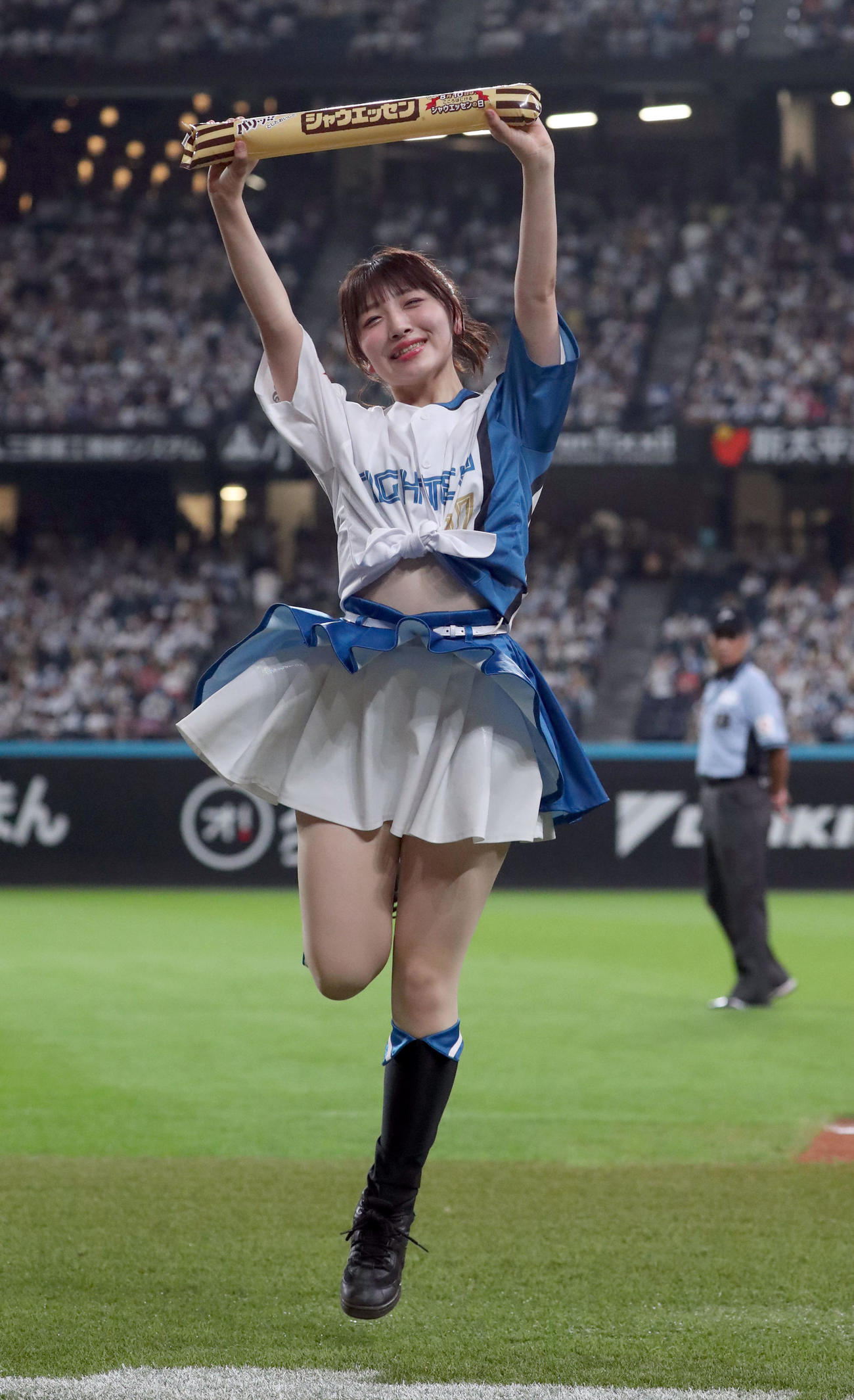 「シャウエッセンダンス」を踊るファイターズガールの田中心優