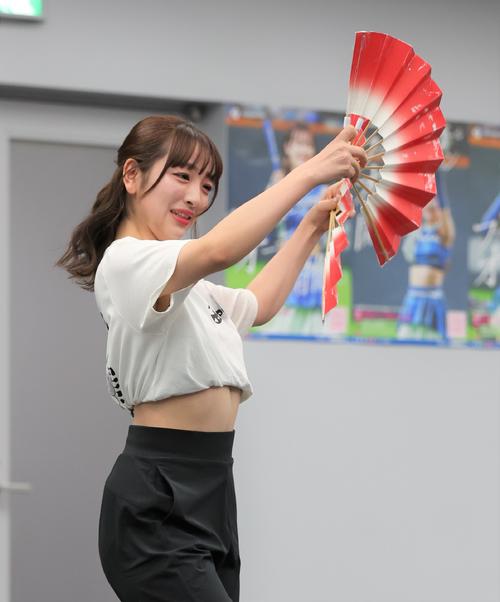 2023年のファイターズガールオーディションの3次審査で扇子を使った踊りを披露する田中心優