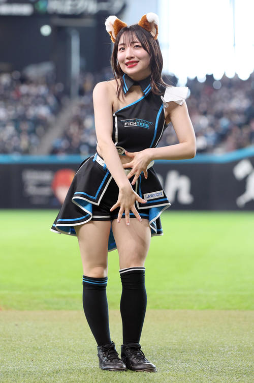 エスコンフィールドでパフォーマンスを行うファイターズガール田中心優