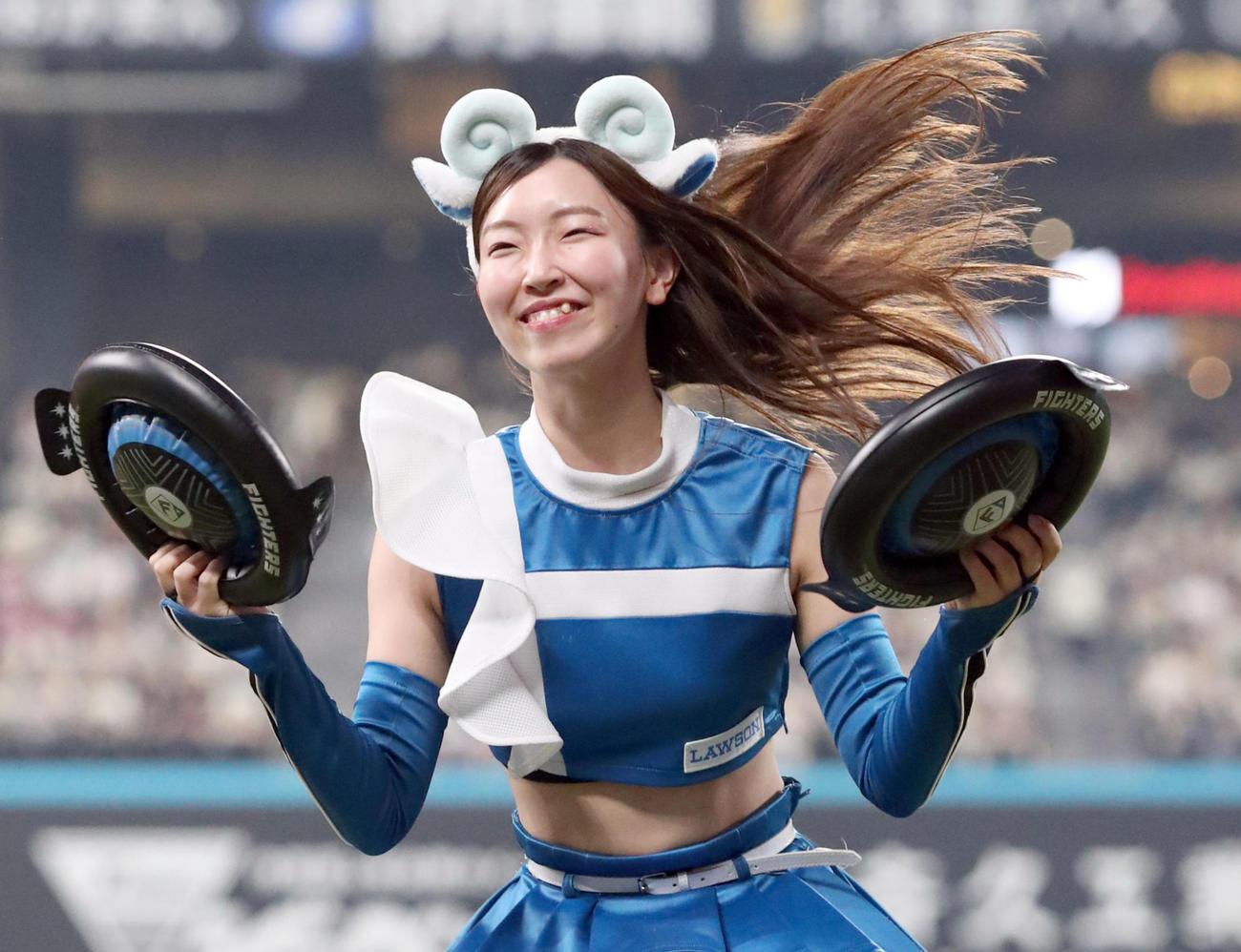 エスコンフィールドでパフォーマンスを行うファイターズガール千葉しずく