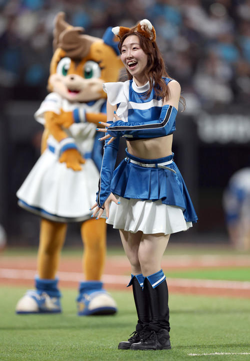 ダンスを踊るファイターズガールの千葉しずく