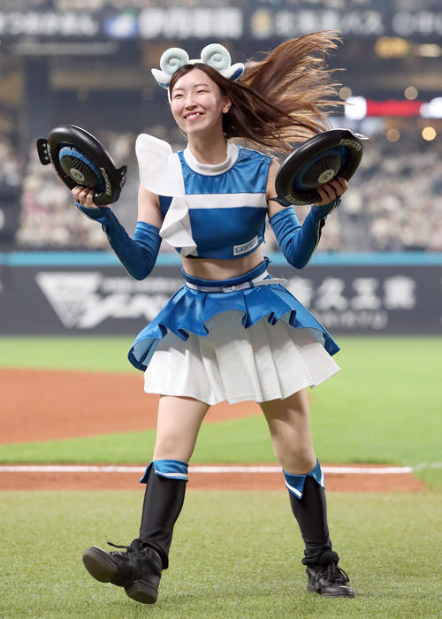 エスコンフィールドでパフォーマンスを行うファイターズガール千葉しずく