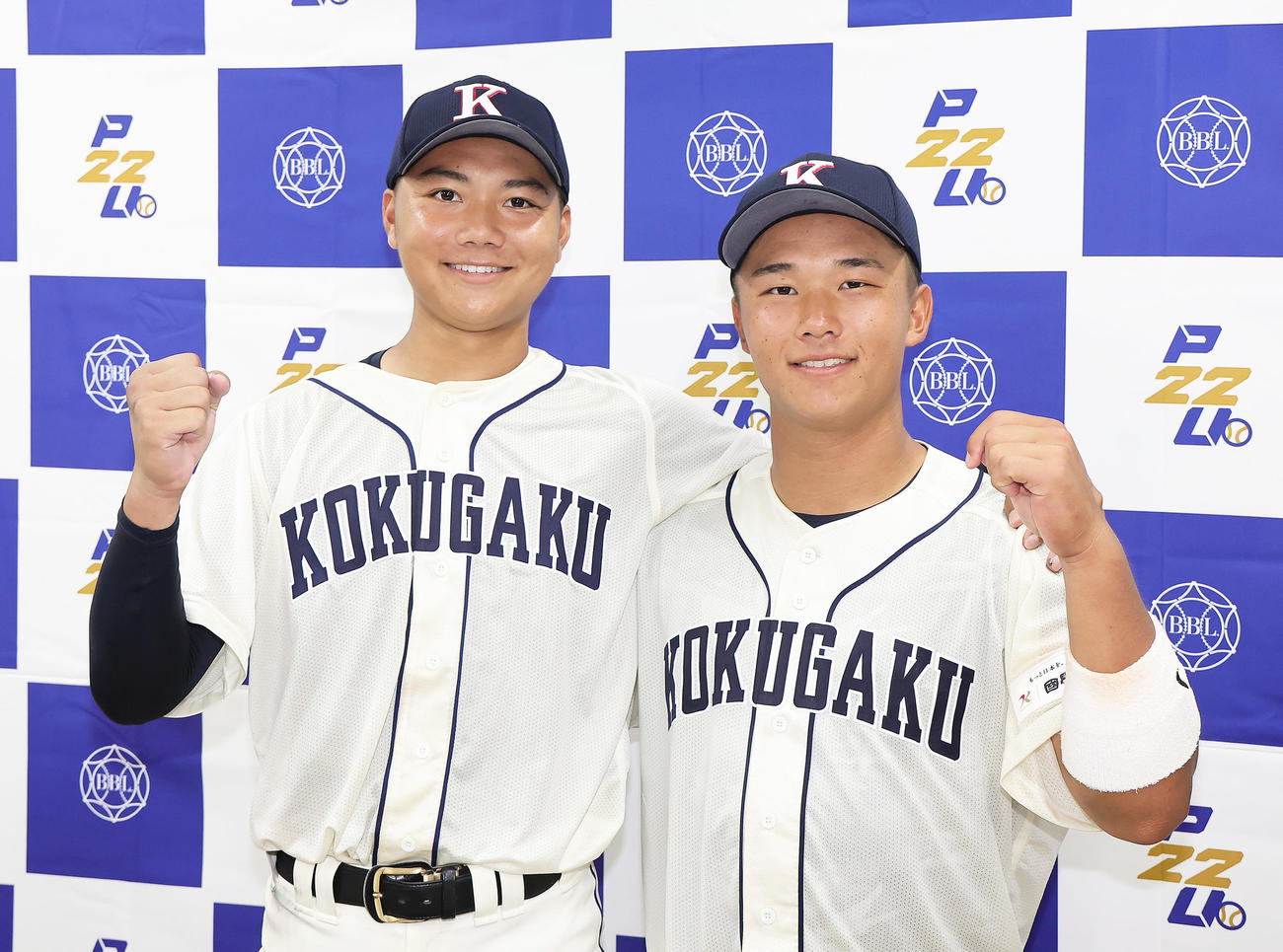 国学院大対青学大　試合後、笑顔でポーズを決める国学院大の初勝利の山口（左）と決勝打の立花（撮影・足立雅史）