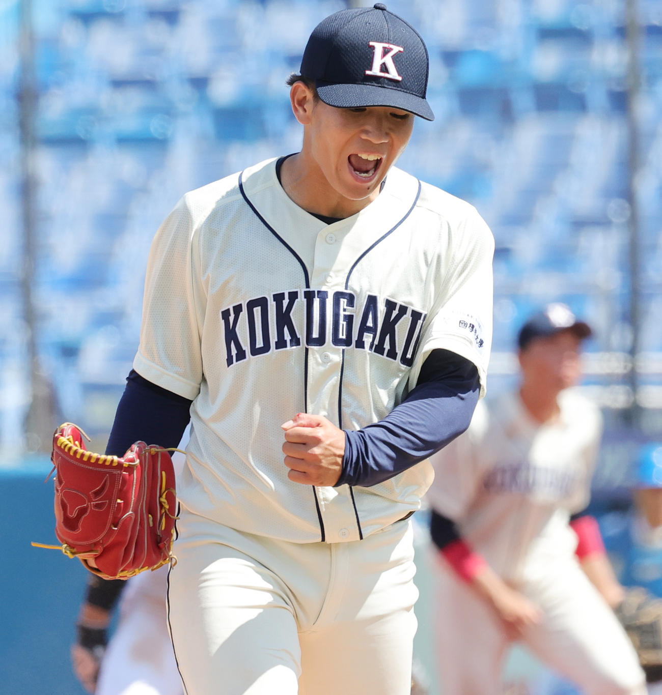 国学院大対青学大　勝利を決めガッツポーズでほえる国学院大・当山（撮影・野上伸悟）