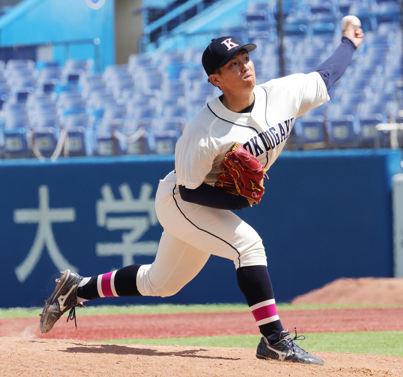 国学院大対青学大　力投する国学院大・当山（撮影・野上伸悟）