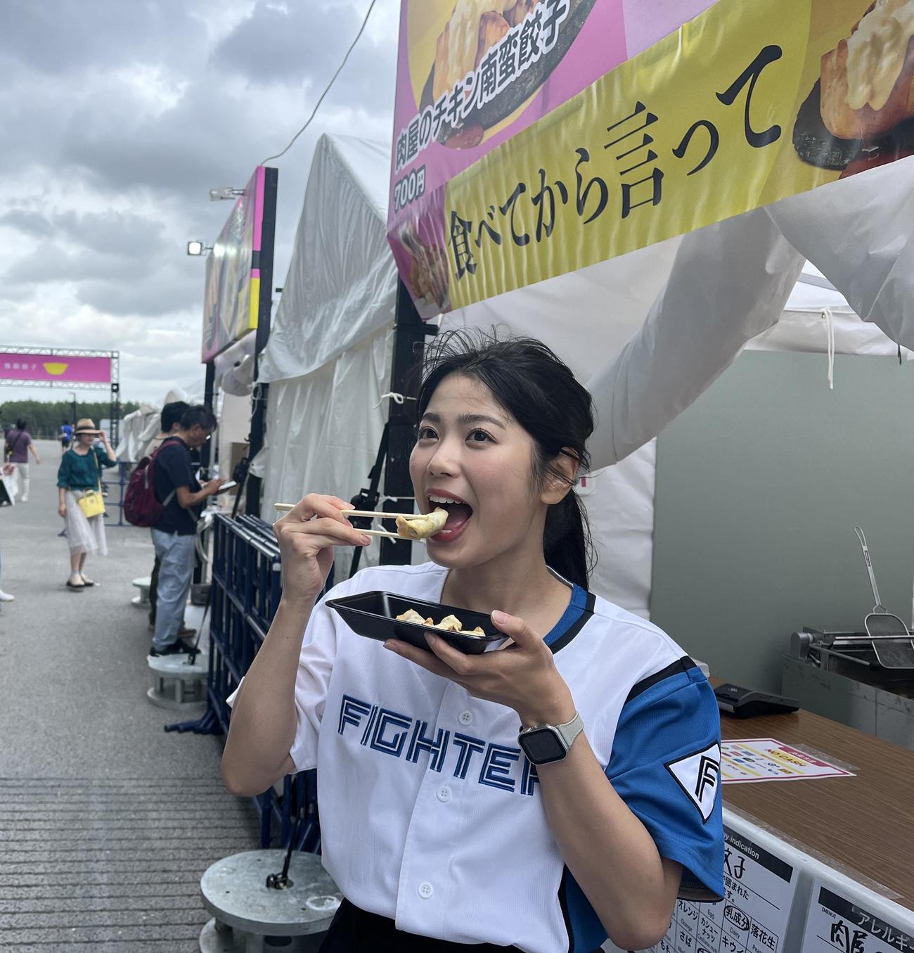 「禁断のあんバター餃子」を試食する滝谷美夢（撮影・永野高輔）
