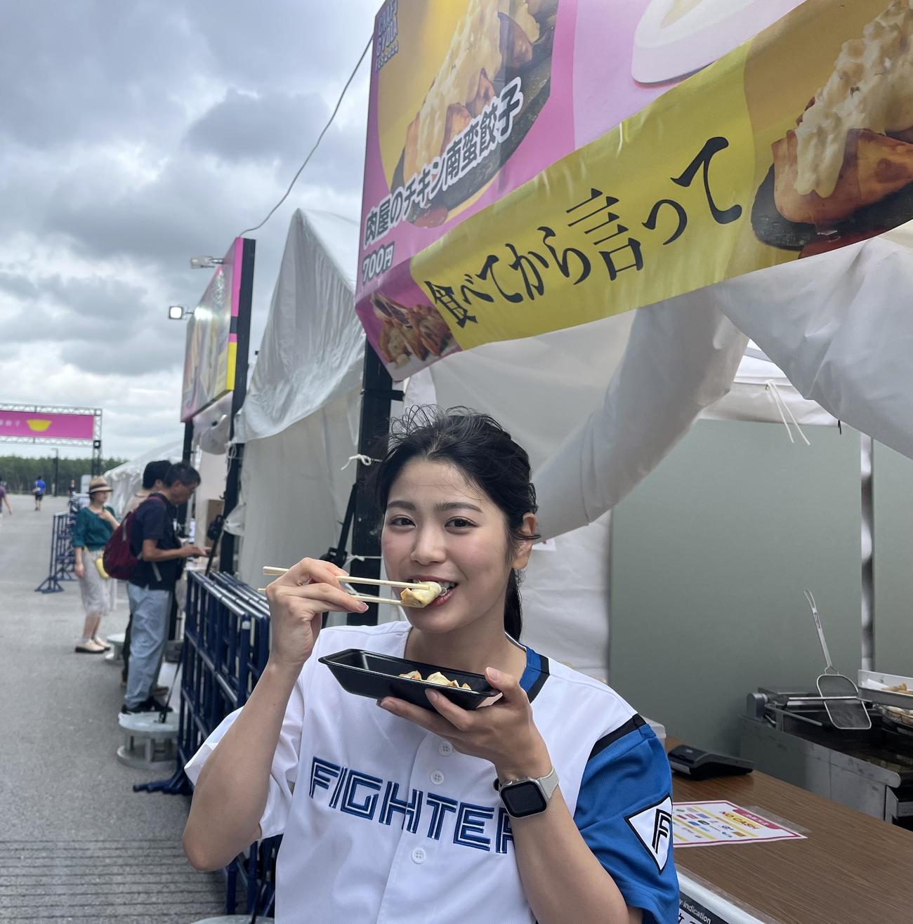 「禁断のあんバター餃子」を試食する滝谷美夢（撮影・永野高輔）