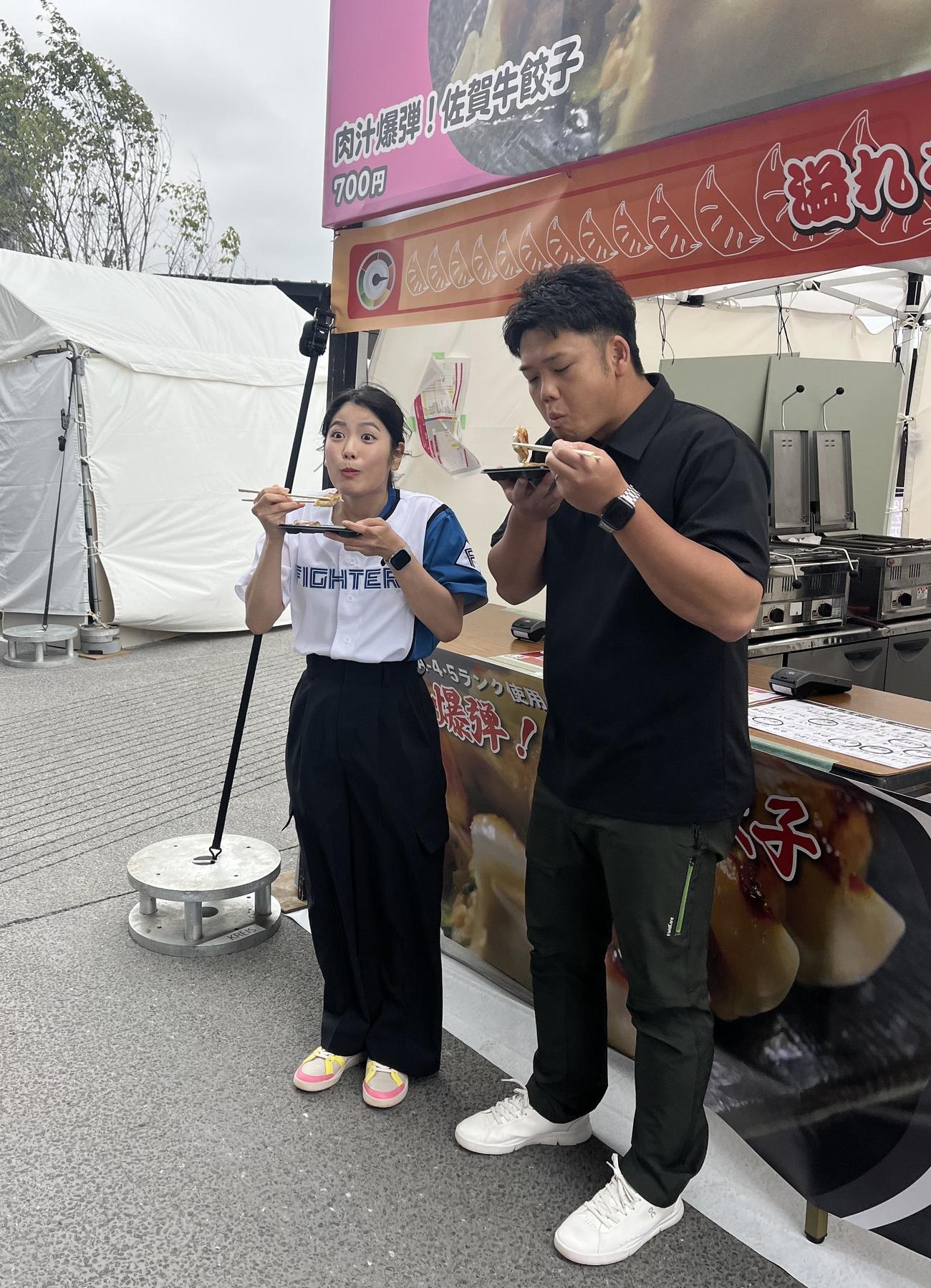 「肉汁爆弾！佐賀牛餃子」を試食する（左から）滝谷、谷口さん（撮影・永野高輔）