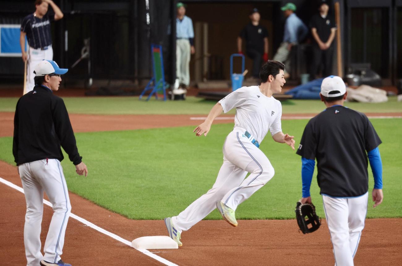 日本ハム対西武　試合前、走塁練習をする日本ハム清宮（撮影・佐藤翔太）
