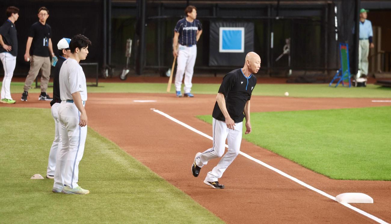 日本ハム対西武　試合前、走塁練習をする日本ハム清宮（左）に指導する森本コーチ（撮影・佐藤翔太）