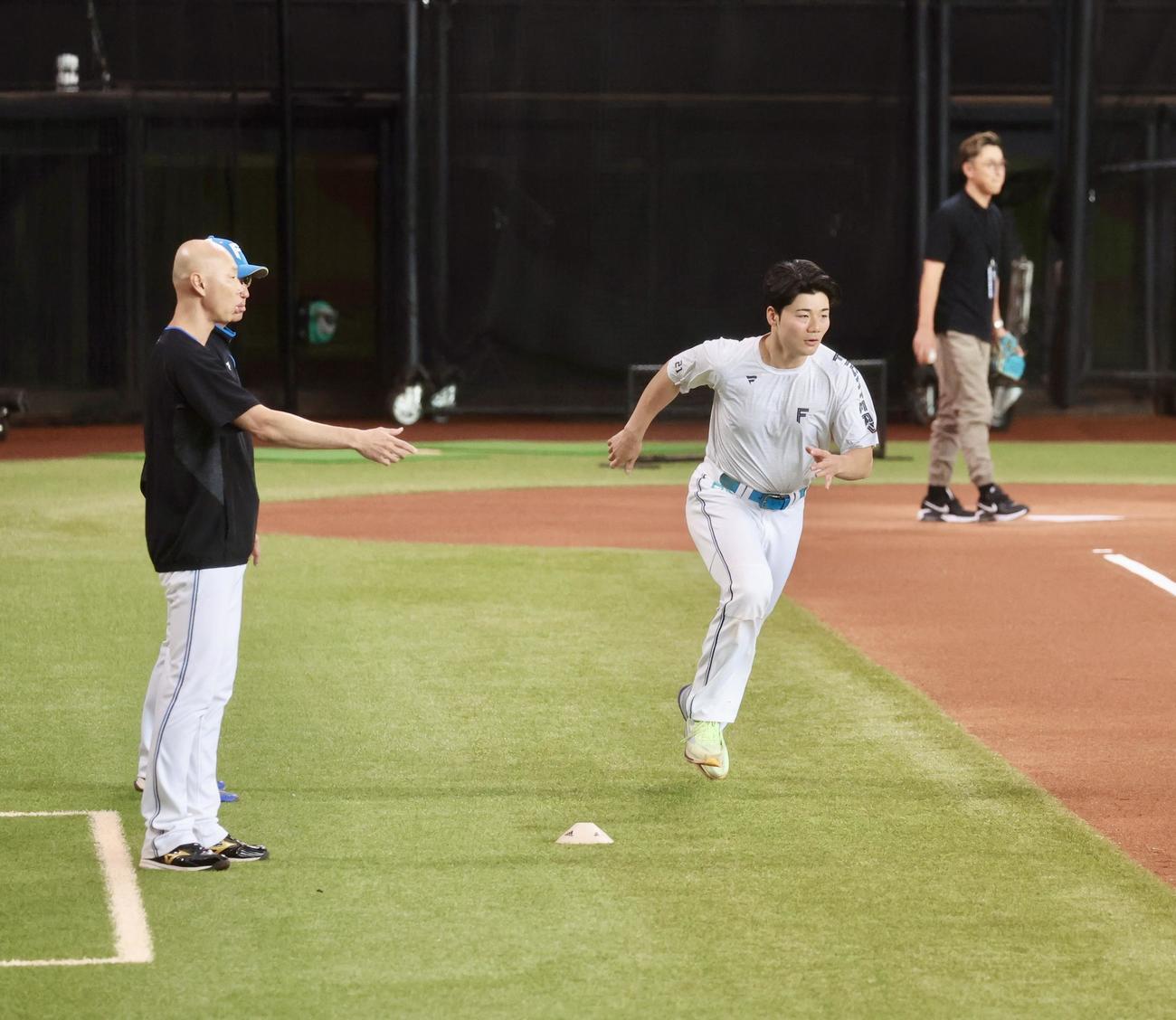日本ハム対西武　試合前、走塁練習をする日本ハム清宮に指導する森本コーチ（左）（撮影・佐藤翔太）
