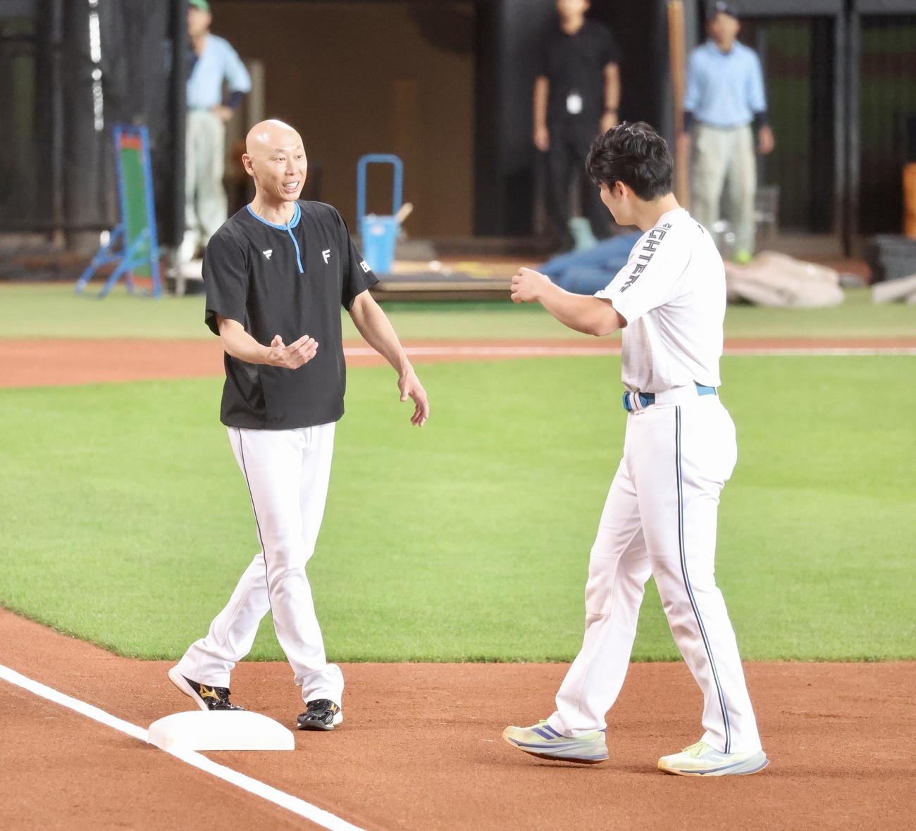日本ハム対西武　試合前、日本ハム森本コーチ（左）は走塁練習をする清宮に指導する（撮影・佐藤翔太）