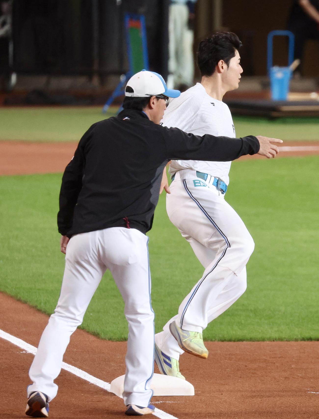 日本ハム対西武　試合前、走塁練習をする日本ハム清宮（撮影・佐藤翔太）