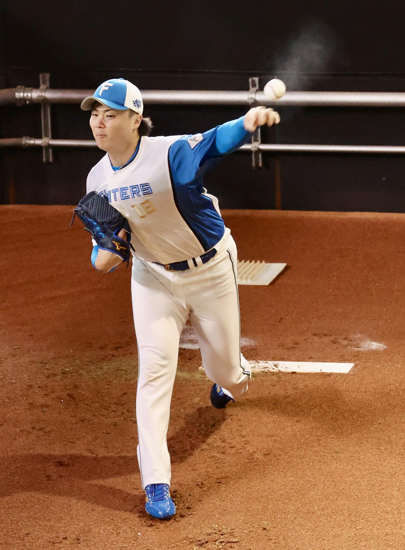 日本ハム対西武　試合前、ブルペンで投球練習をする日本ハム山崎（撮影・佐藤翔太）