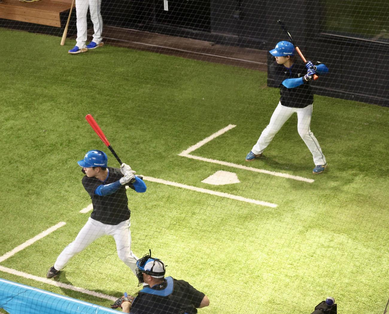 日本ハム対西武　試合前、ブルペンで投球練習をする日本ハム山崎の打席に立つ水野（左手前）と田宮（撮影・佐藤翔太）