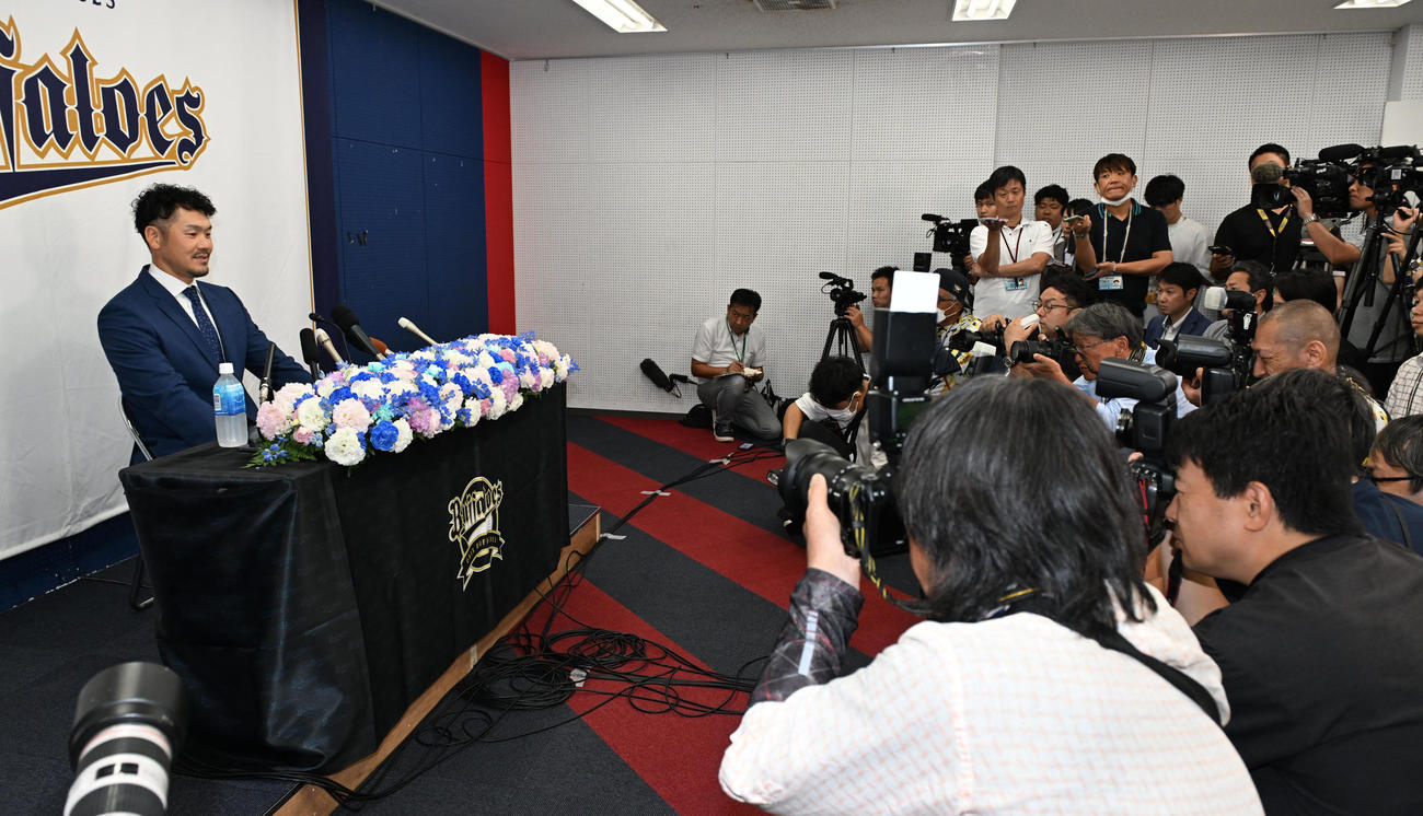 大勢の報道陣が集まる中、引退会見を行うオリックスTー岡田（撮影・和賀正仁）