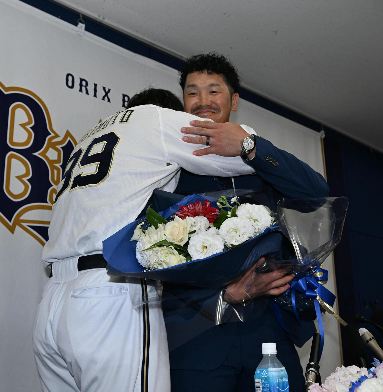 引退会見後、杉本（左）から抱きしめられるオリックスTー岡田（撮影・和賀正仁）