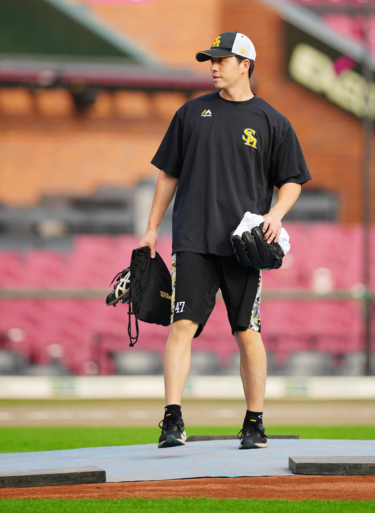 楽天対ソフトバンク　試合前にマウンドを確認するソフトバンク大関（撮影・垰建太）