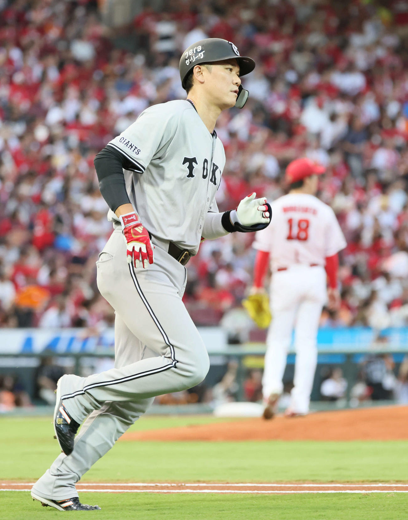 広島対巨人　1回表巨人1死、先制左越え本塁打を放った坂本。右は森下（撮影・加藤孝規）