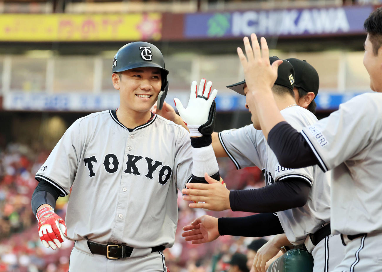 広島対巨人　1回表巨人1死、坂本は先制ソロ本塁打を放ち笑顔でナインとハイタッチ（撮影・浅見桂子）