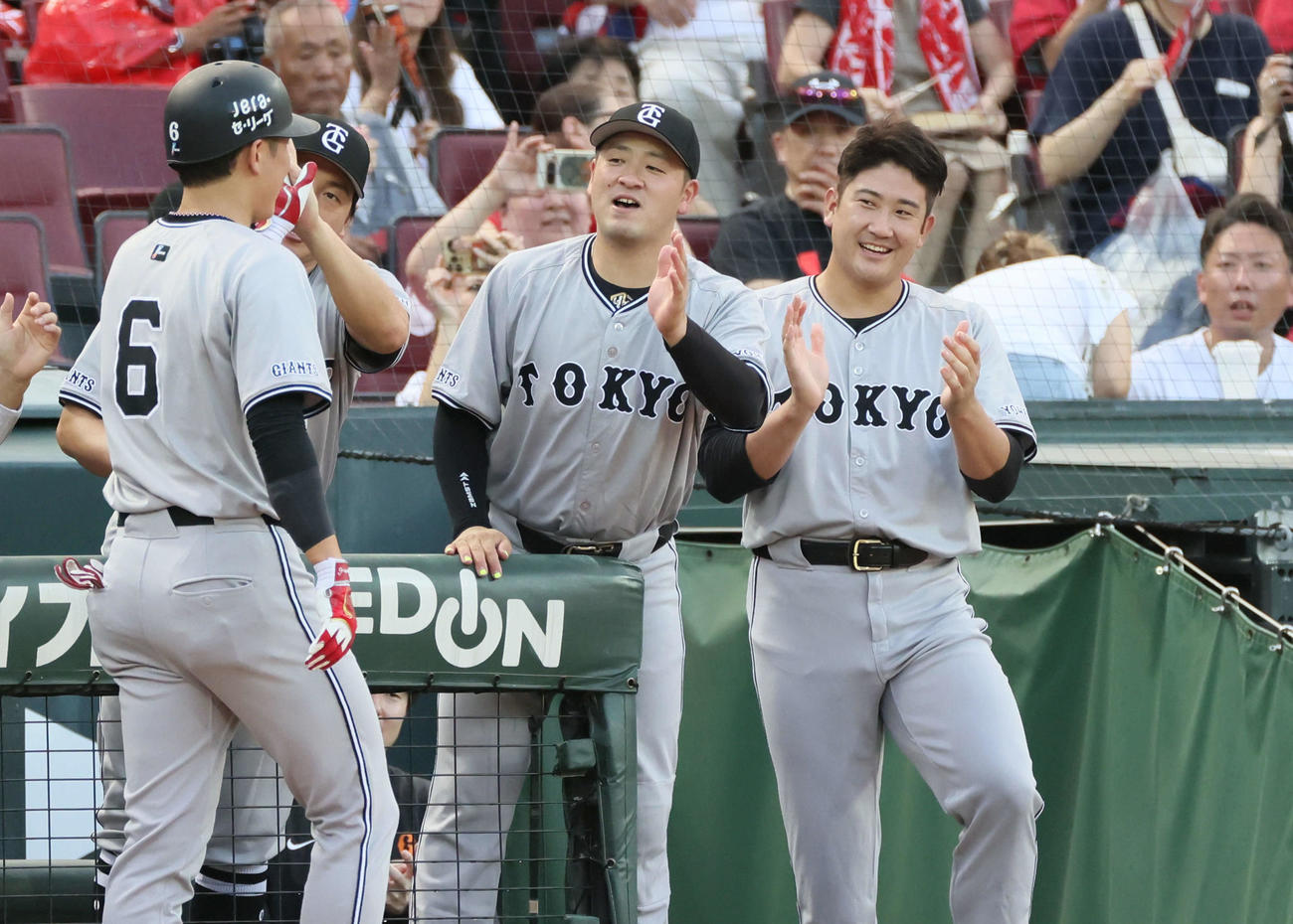 広島対巨人　1回表巨人1死、先制左越え本塁打を放った坂本を迎える先発の菅野（右）（撮影・加藤孝規）