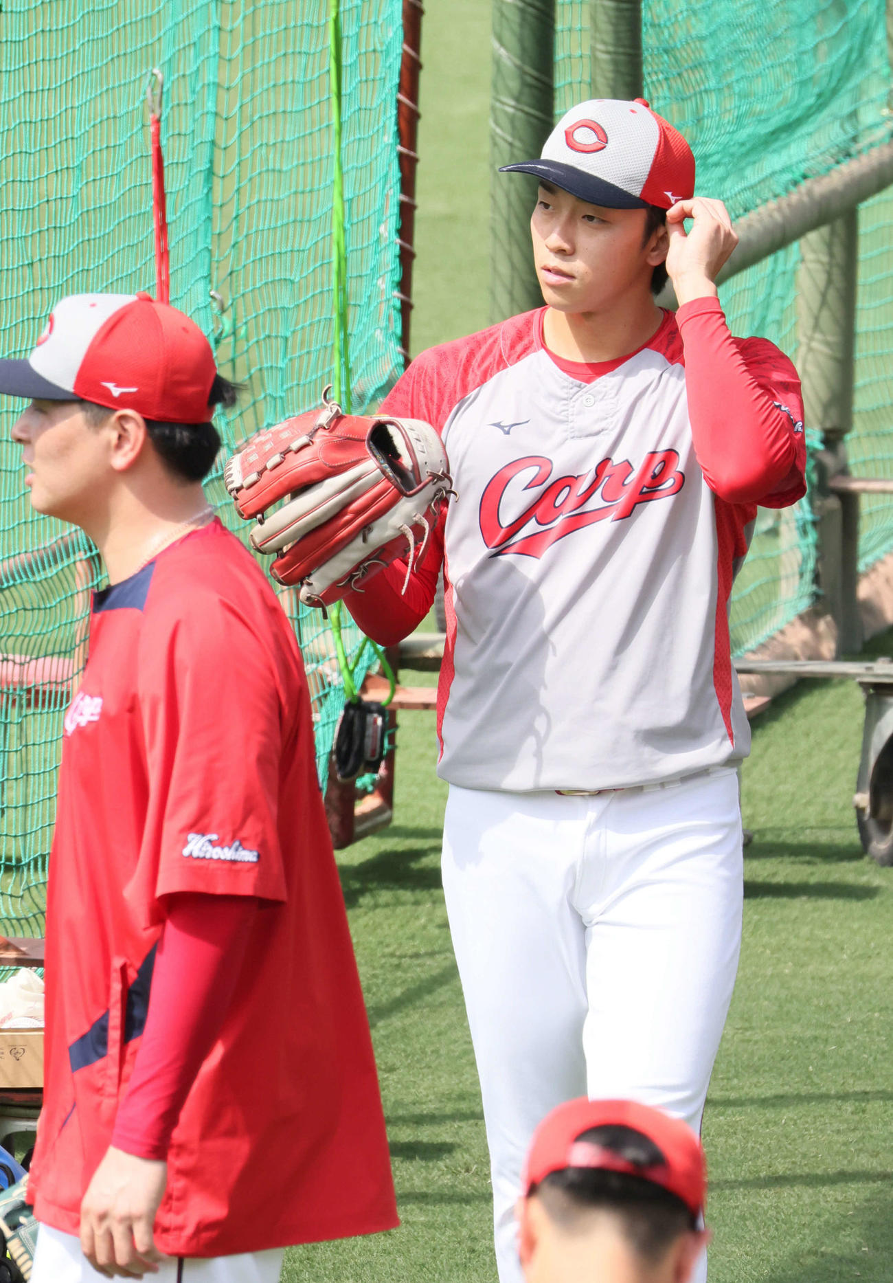 広島対巨人　試合前練習に合流したドラフト1位の常広。左は大瀬良（撮影・加藤孝規）