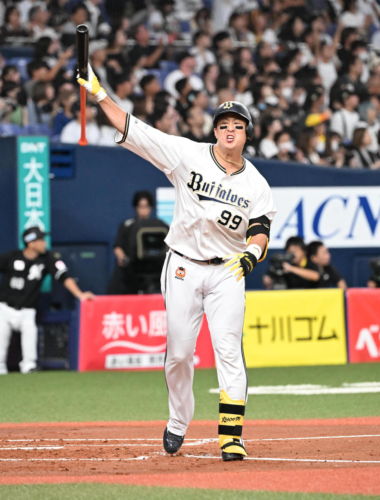 オリックス対ロッテ　2回裏オリックス無死、左中間に先制ソロ本塁打を放った杉本はベンチへバットを放り投げる（撮影・和賀正仁）