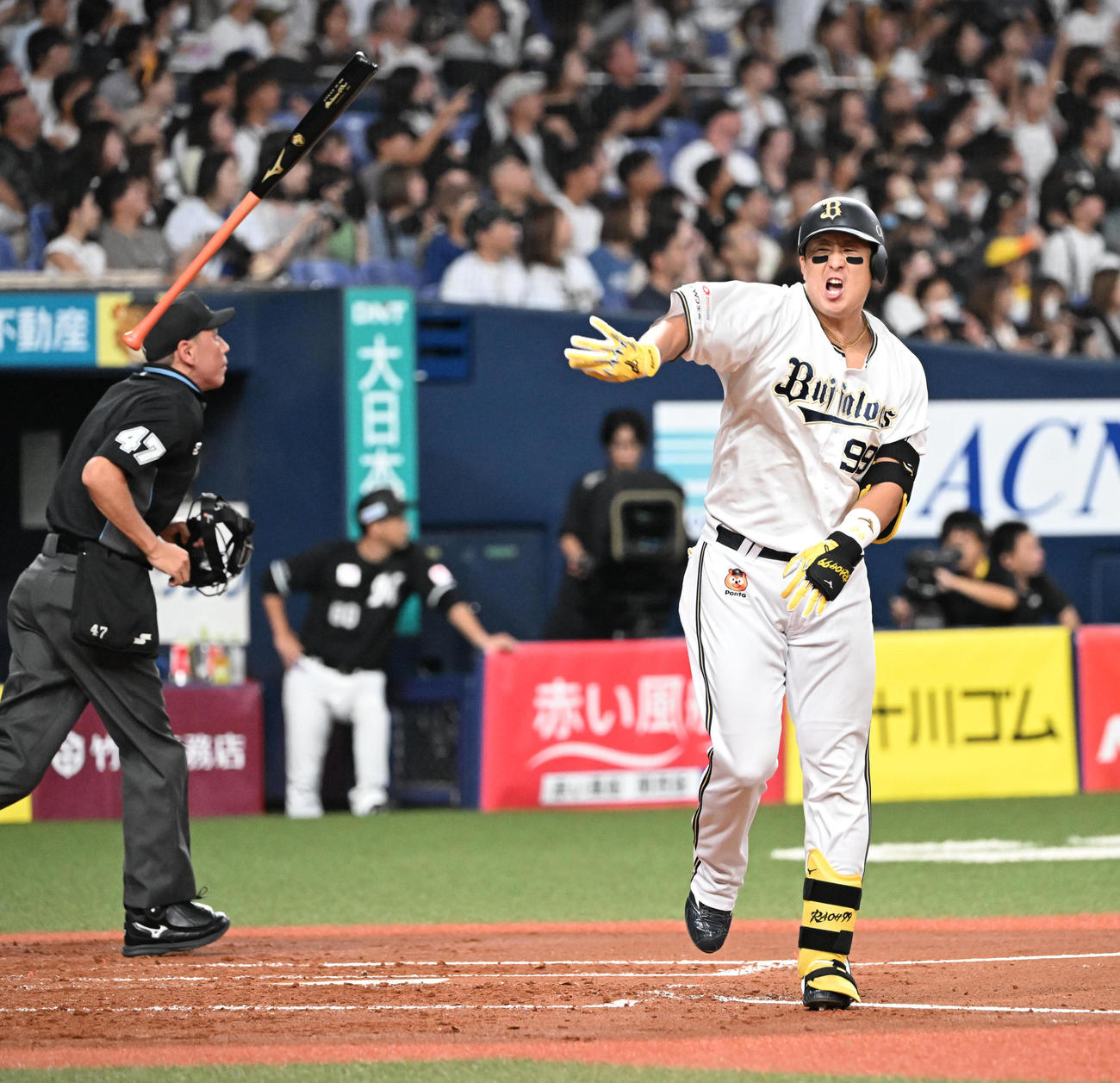 オリックス対ロッテ　2回裏オリックス無死、左中間に先制ソロ本塁打を放った杉本はベンチへバットを放り投げる（撮影・和賀正仁）