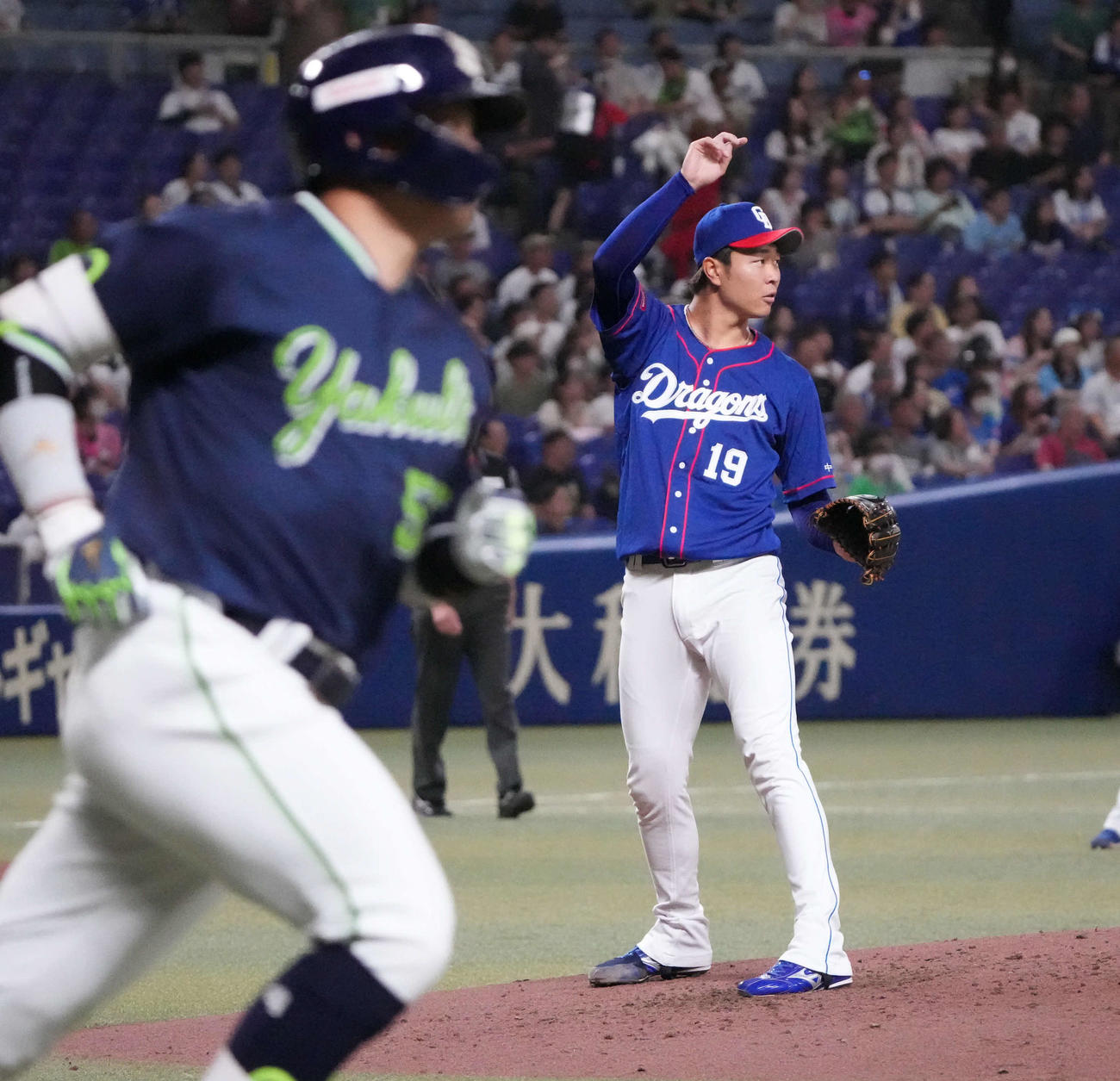 中日対ヤクルト　4回表ヤクルト無死、高橋宏（右）は村上に右越え本塁打を打たれ、今季初の被本塁打となる（撮影・森本幸一）