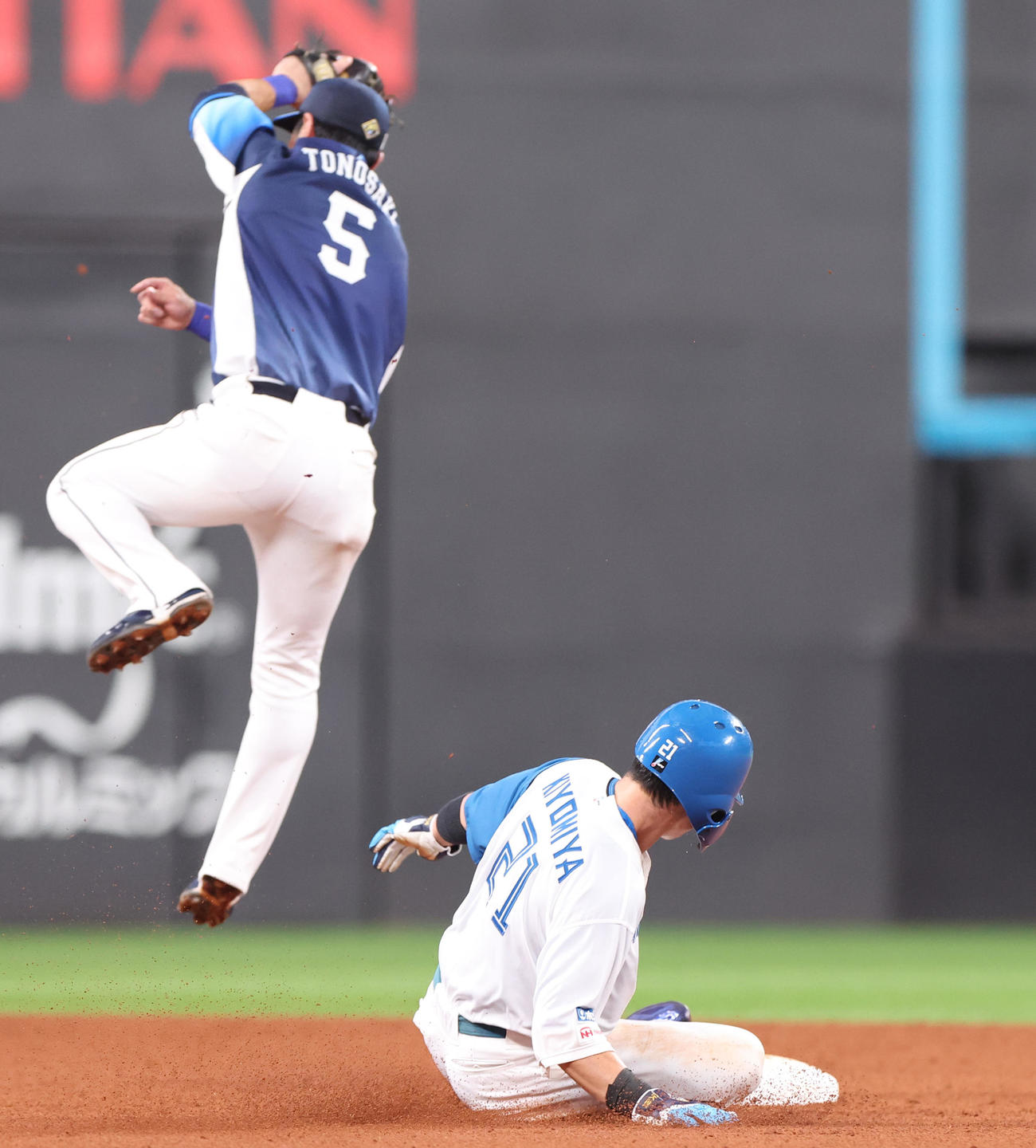 日本ハム対西武　4回裏日本ハム2死一塁、清宮は盗塁を決める（撮影・佐藤翔太）