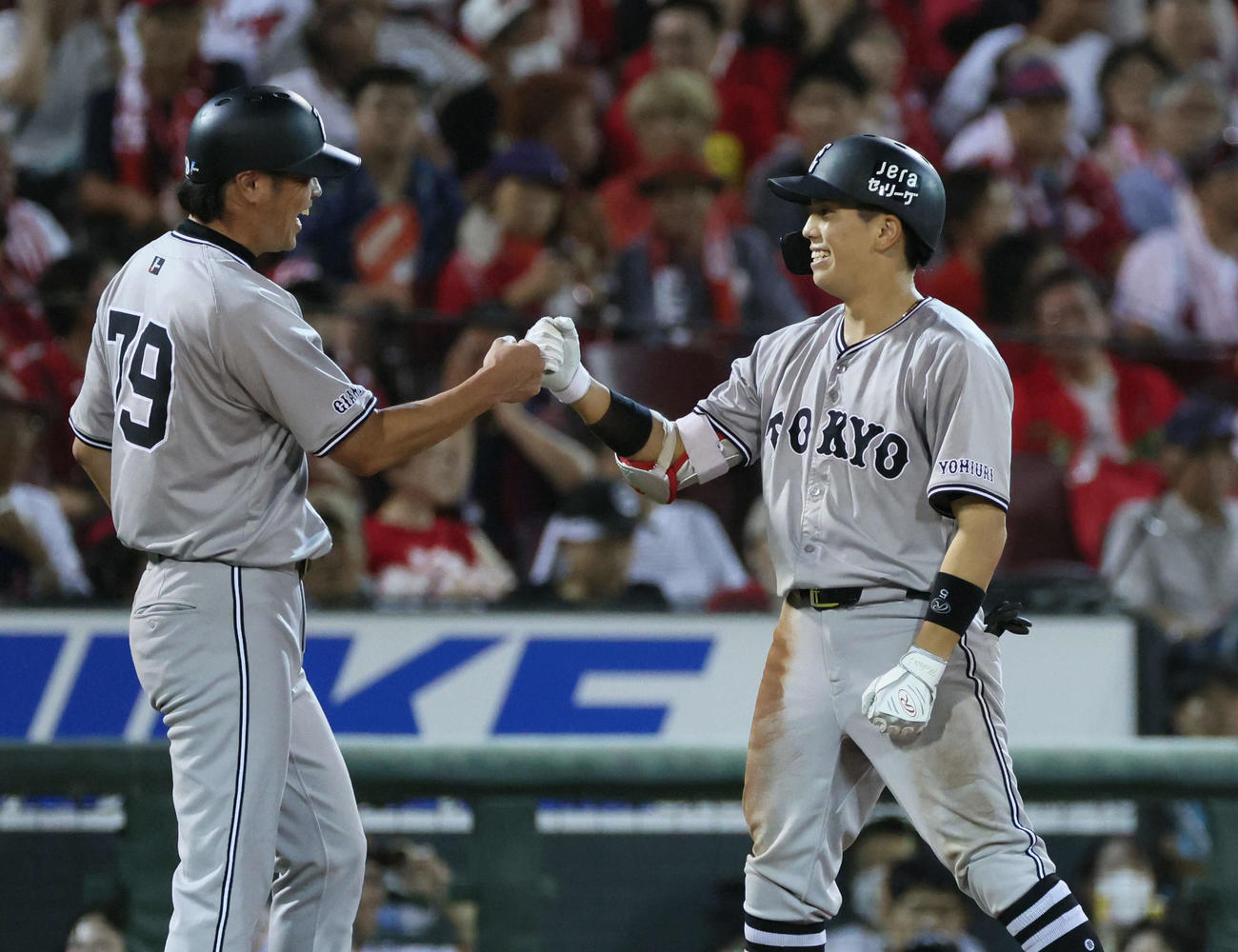 広島対巨人　6回表巨人2死一、二塁、左2点適時二塁打を放った門脇（右）（撮影・加藤孝規）
