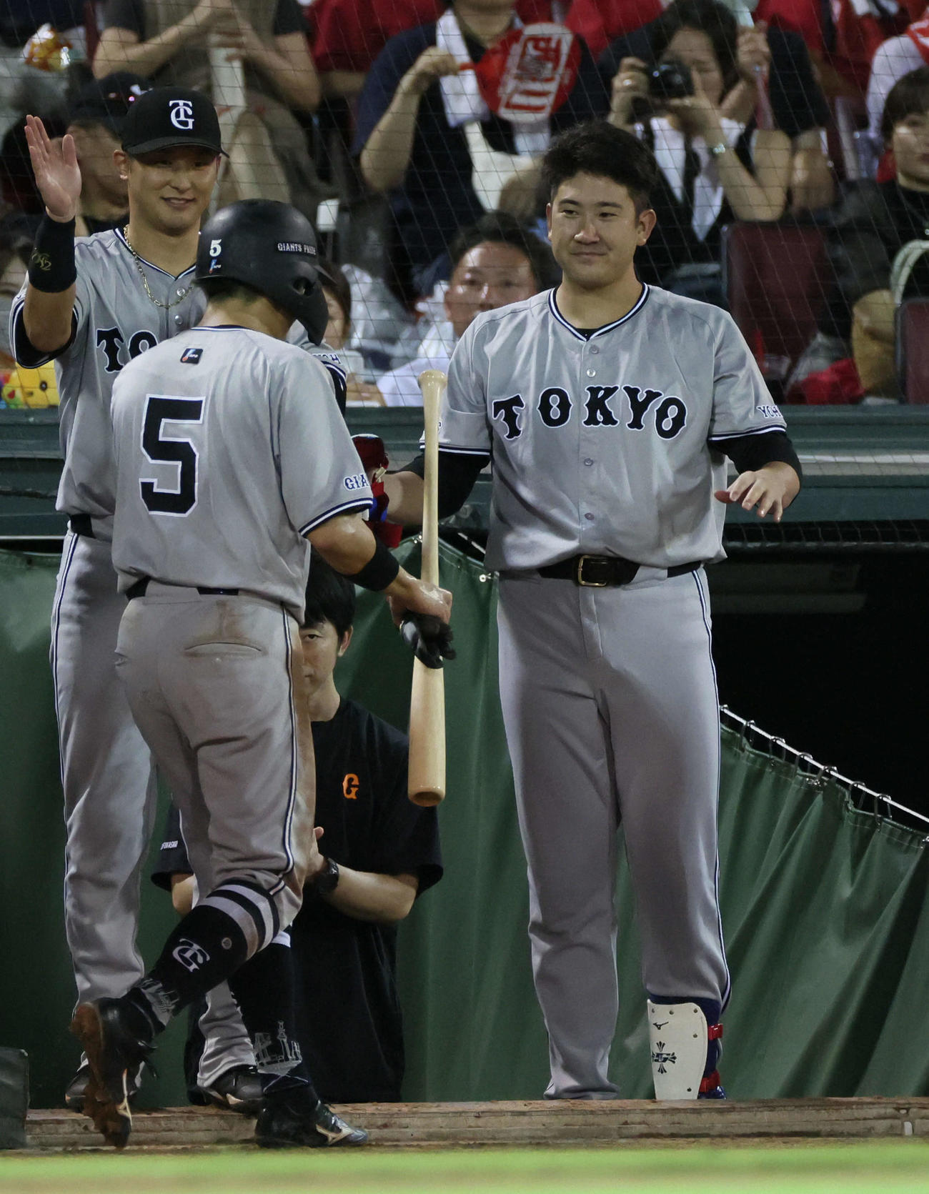 広島対巨人　6回表巨人2死一、三塁、代打の秋広の左適時打で生還した門脇を迎える菅野（撮影・加藤孝規）