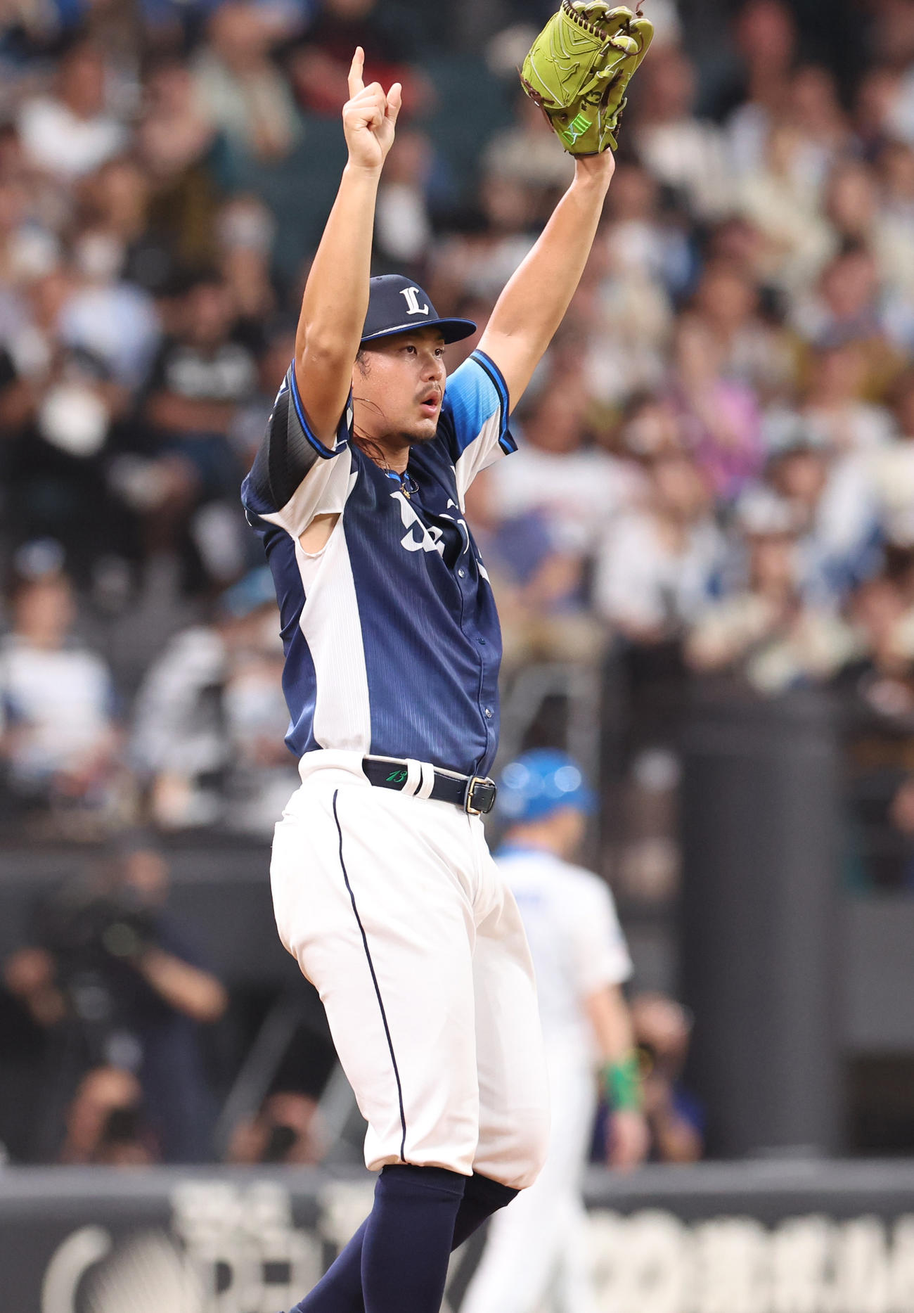 日本ハム対西武　4回裏日本ハム無死、郡司の打球を好捕した長谷川に向かってポーズをとる高橋（撮影・佐藤翔太）