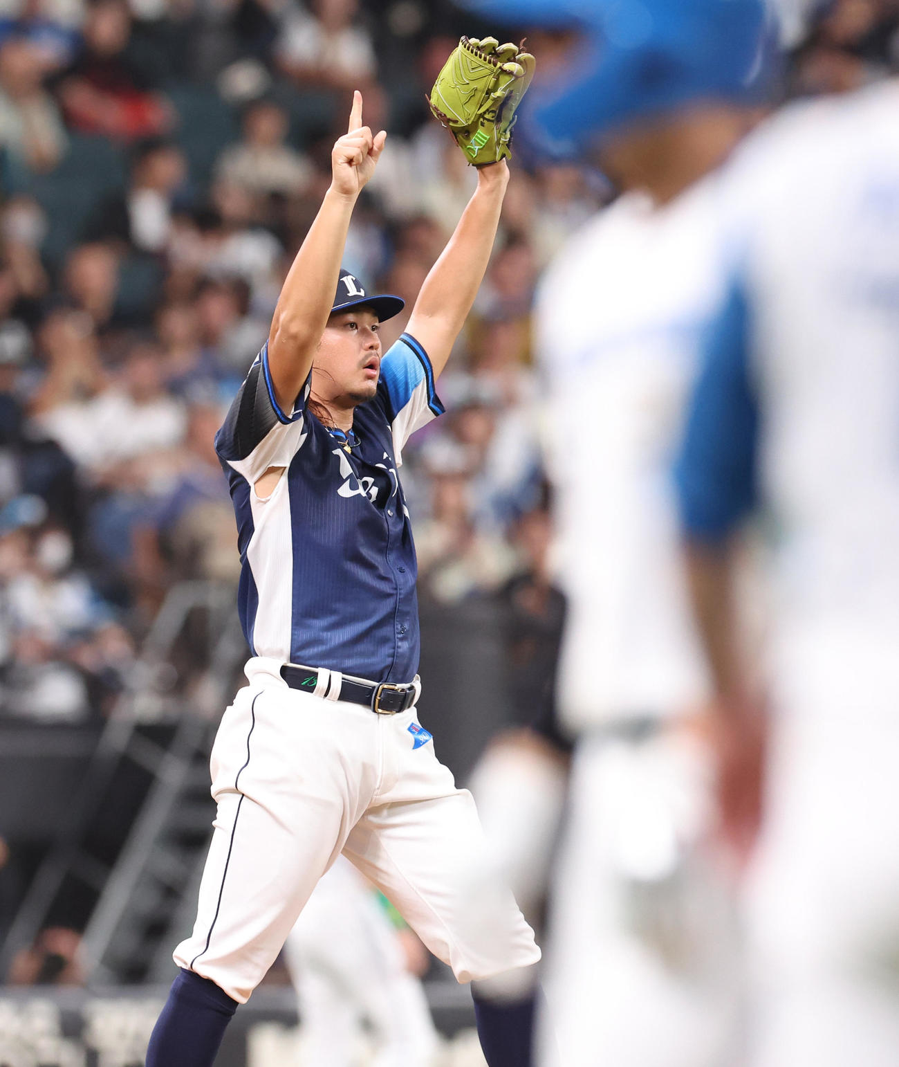 日本ハム対西武　4回裏日本ハム無死、郡司の打球を好捕した長谷川に向かってポーズをとる高橋（撮影・佐藤翔太）