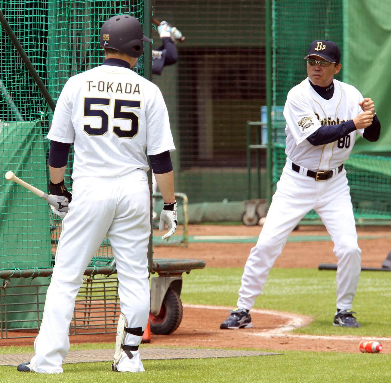 2011年5月、T－岡田（左）を熱心に指導するオリックス岡田監督
