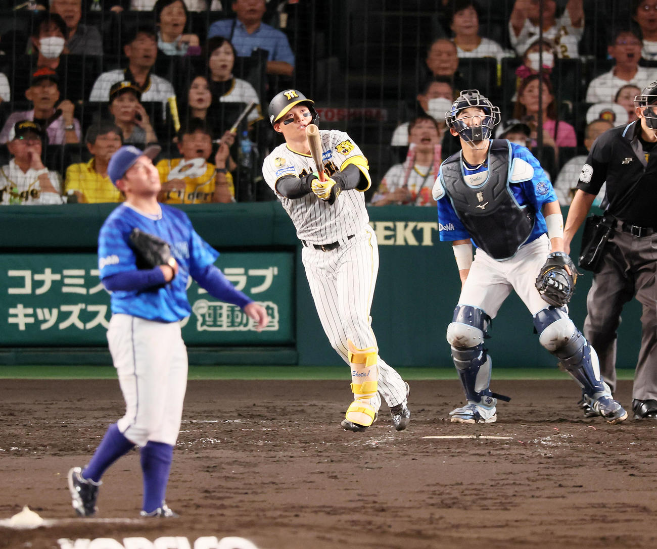 阪神対DeNA 5回裏阪神1死、森下は左越えソロ本塁打を放ち勝ち越しに成功。投手東（撮影・加藤哉）