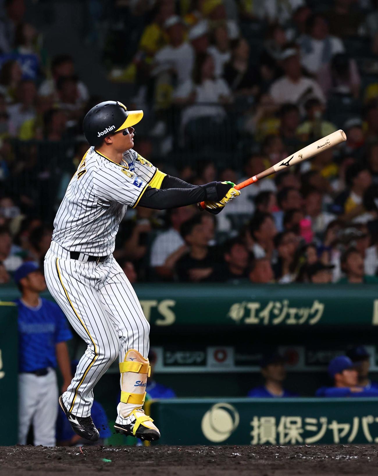 阪神対DeNA 5回裏阪神1死、森下は左越えへ勝ち越しソロ本塁打を放つ（撮影・上田博志）
