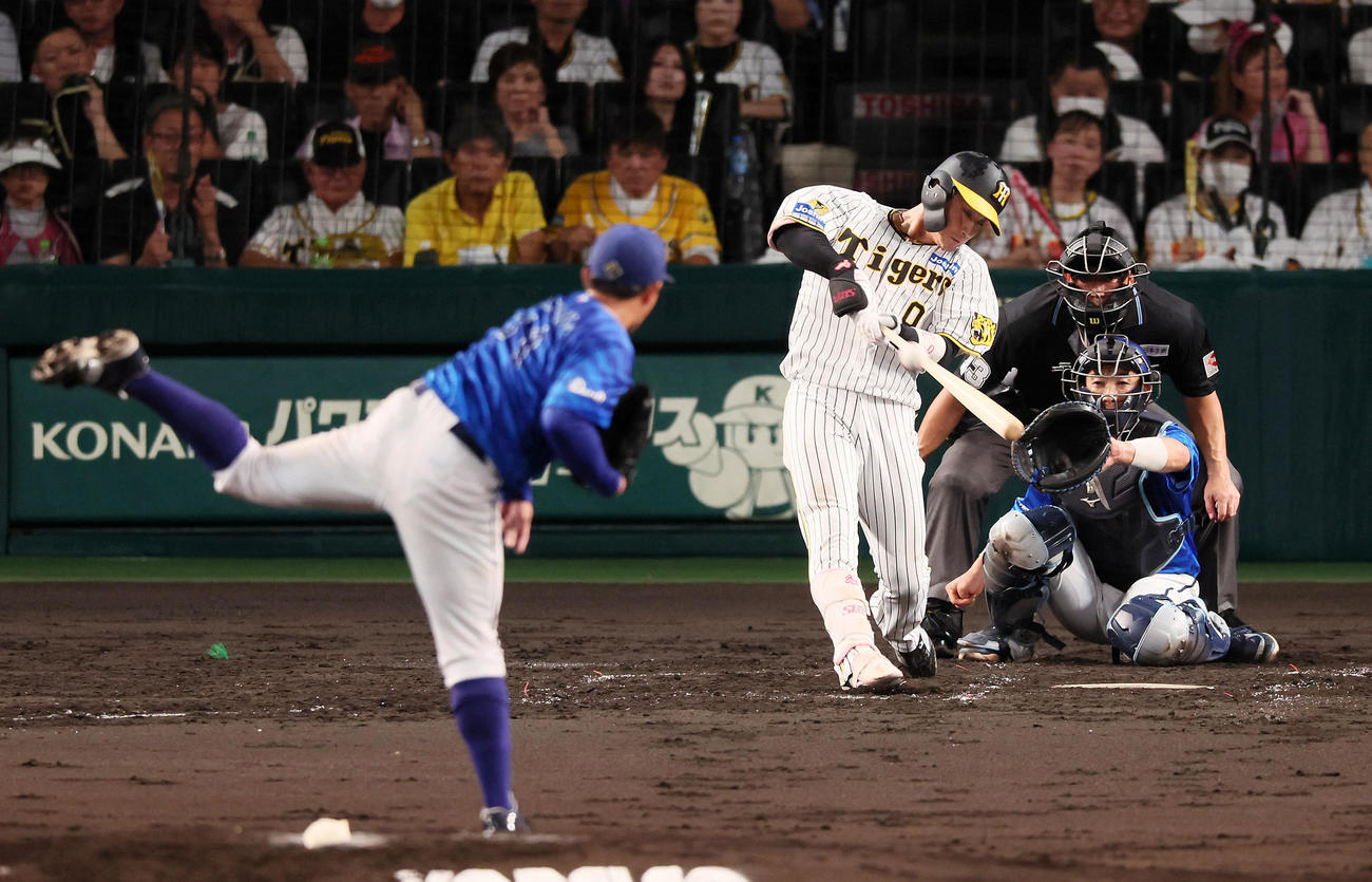 阪神対DeNA 4回裏阪神1死一塁、木浪は右前打を放つ。投手東（撮影・加藤哉）