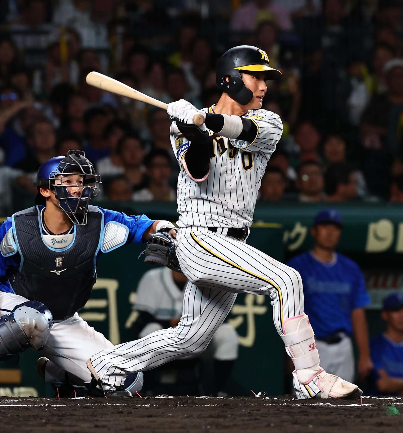 阪神対DeNA 6回裏阪神無死一塁、木浪は右前打を放つ（撮影・上田博志）