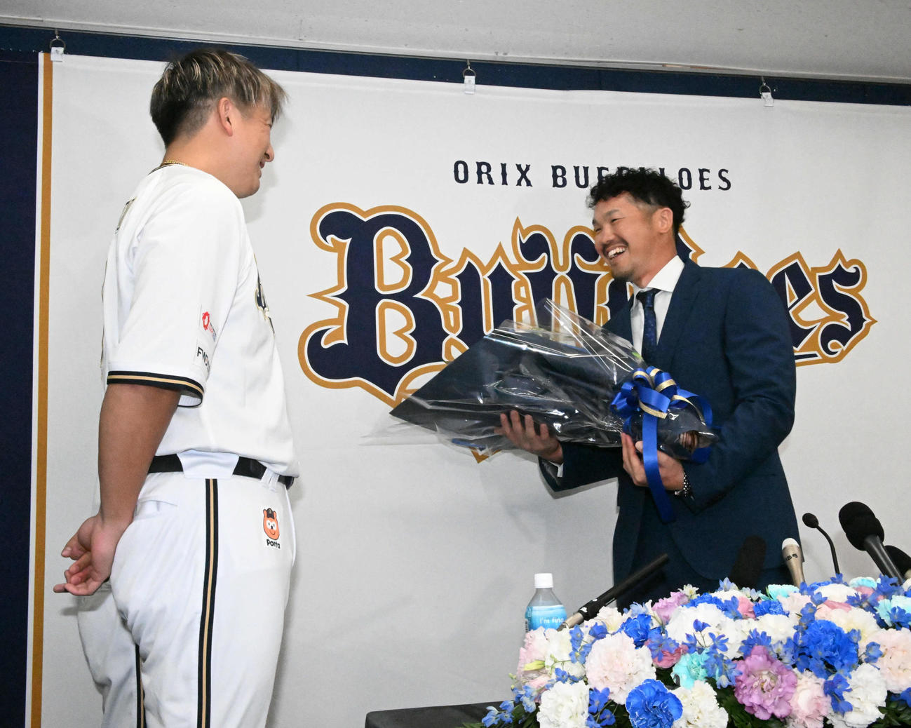 引退会見後、杉本（左）と西野（奥）から花束を贈られるオリックスTー岡田（撮影・和賀正仁）