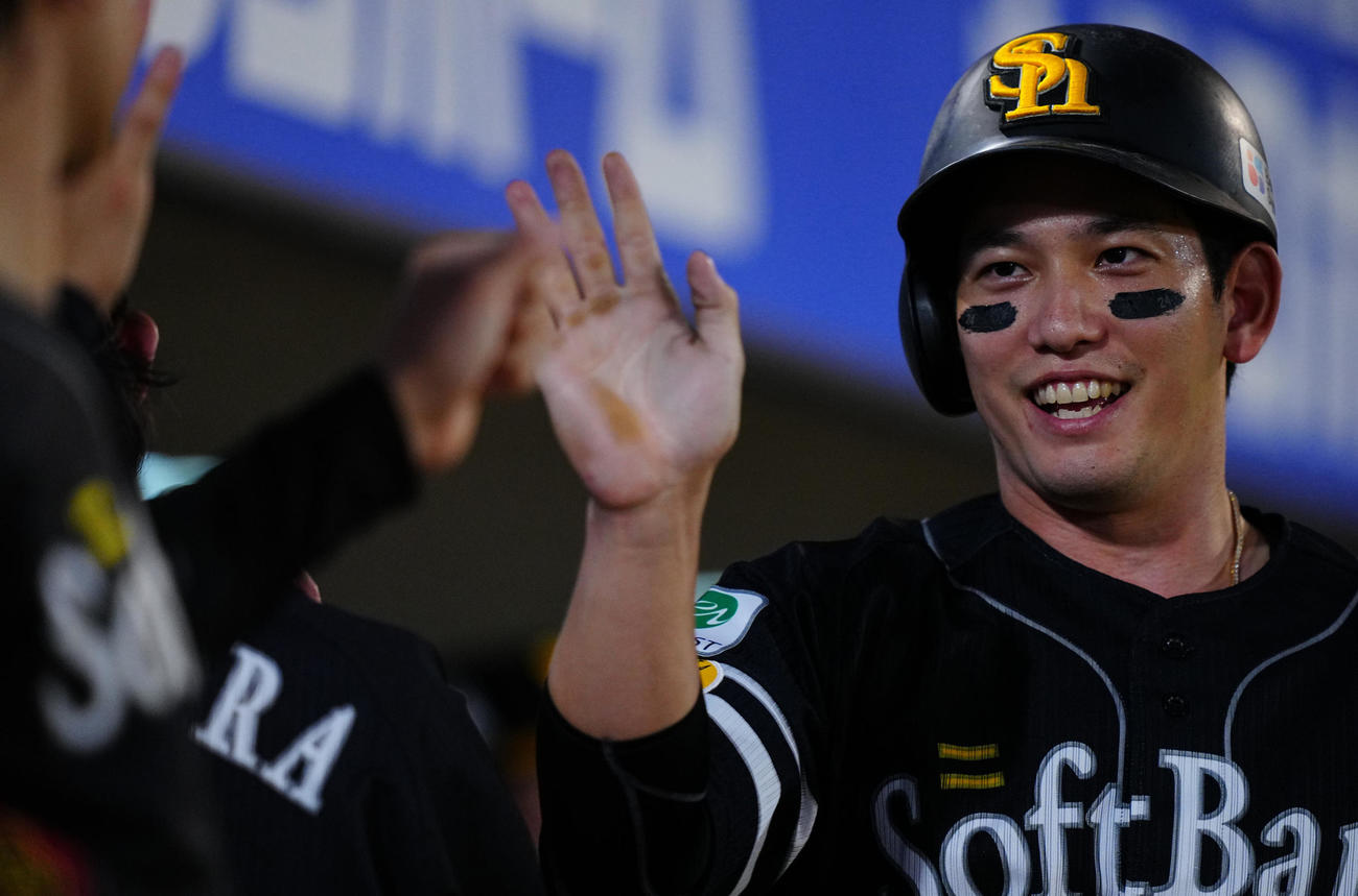 楽天対ソフトバンク　1回表ソフトバンク2死二塁、近藤の適時打で生還しナインの出迎えを受ける栗原（撮影・垰建太）