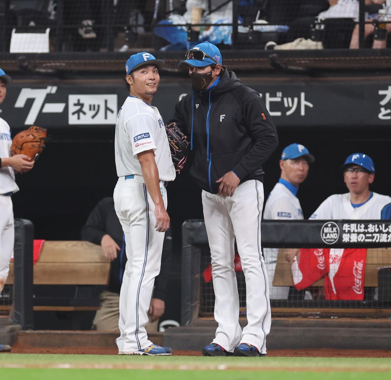日本ハム対西武　9回を投げ終えた伊藤に声をかける新庄監督（撮影・黒川智章）